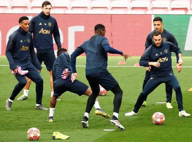 苏亚雷斯与皮克在训练中轻松交流，卫冕冠军带着客场进球优势来到曼彻斯特，眼神中充满对胜利的渴望。