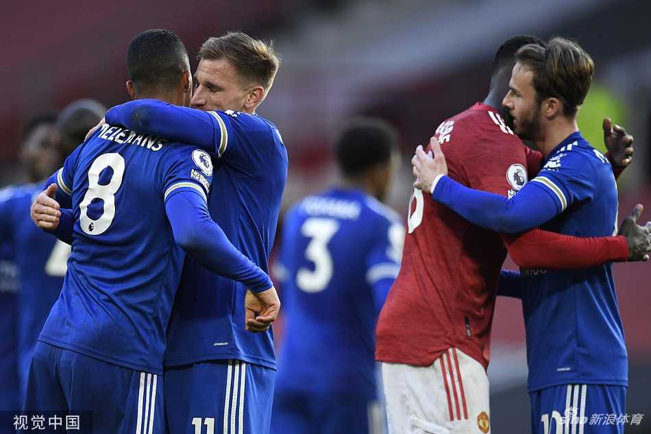 德赫亚面对来球奋力舒展身体，却只能目送皮球入网，他的眼神中透露出无奈与对这个丢球的懊恼