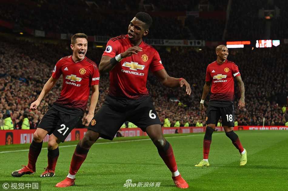 博格巴在破门得分后，面对全场球迷跳起他那标志性的扭臀尬舞，法国人脸上洋溢着孩子般的笑容，队友们纷纷上前与他一同庆祝这梦幻开局。