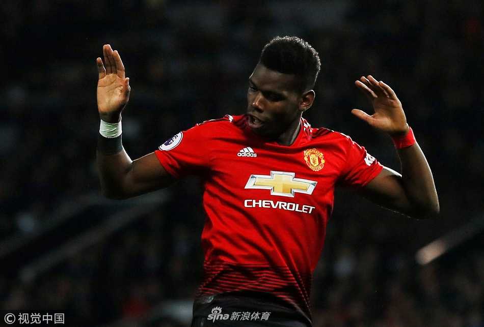 博格巴在禁区内高高跃起，以一记强有力的头球攻破伯恩茅斯球门，完成个人本场比赛的梅开二度。他身后的曼联球迷看台瞬间爆发出雷鸣般的欢呼声，场面蔚为壮观。