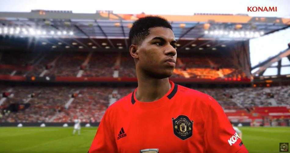 老特拉福德球场的雄伟全景在游戏中得到惊人复刻，阳光下标志性的红砖外墙与顶棚结构，正静待红魔将士在此谱写新的传奇。