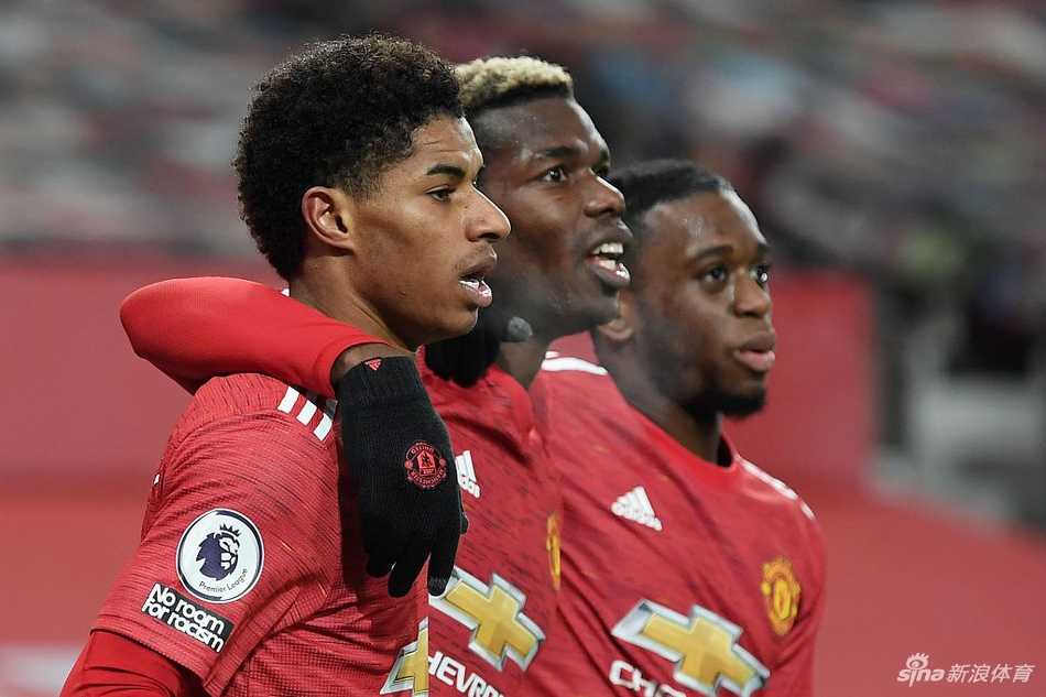 B费在中场送出一记精准的长传，皮球划破夜空，如同制导导弹般飞向狼队防线身后。