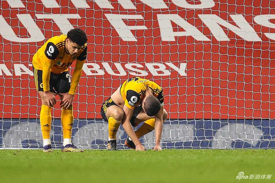 皮球折射入网的瞬间，狼队门将帕特里西奥扑救不及，只能回头绝望地望着球门里的皮球。