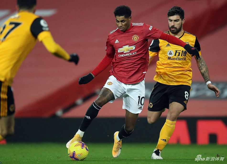 进球功臣拉什福德与送上助攻的B费紧紧相拥，他们是曼联中前场的黄金搭档，共同导演了这出补时绝杀的好戏。