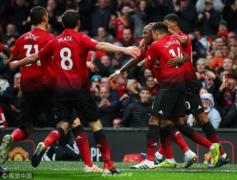 马塔与拉什福德勾肩搭背，两人相视而笑，眼神中充满默契，庆祝一次精彩的传射配合。