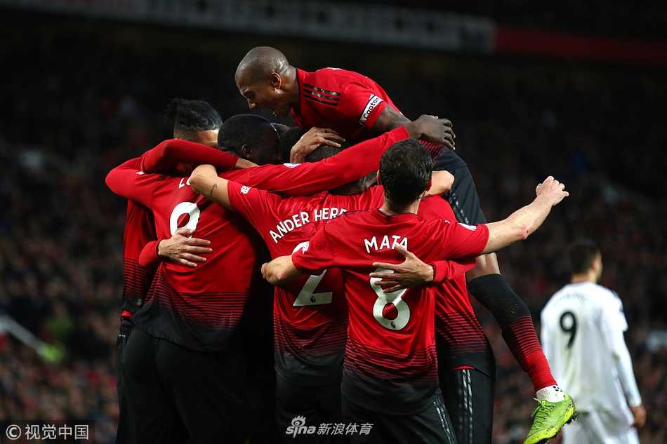 曼联众将围成一团，手臂搭着肩膀，共同庆祝球队的精彩进球，团队氛围热烈而融洽。