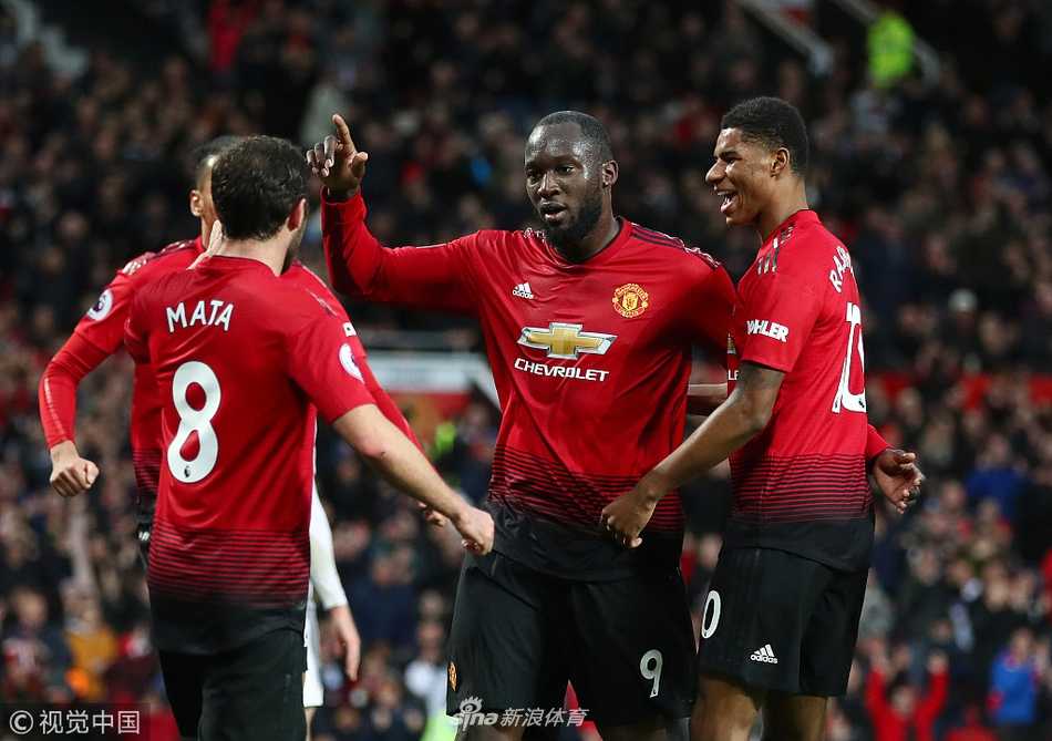 红魔队长阿什利-扬破门后张开双臂激情狂奔，脸上洋溢着终结漫长等待后的狂喜与释放。