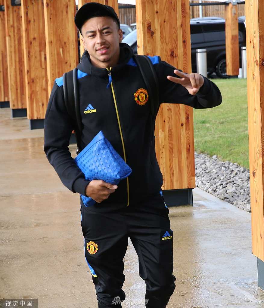 索尔斯克亚在赛前训练场边双手插兜，神情专注而略带凝重，他身后的教练组成员正紧张地讨论战术板