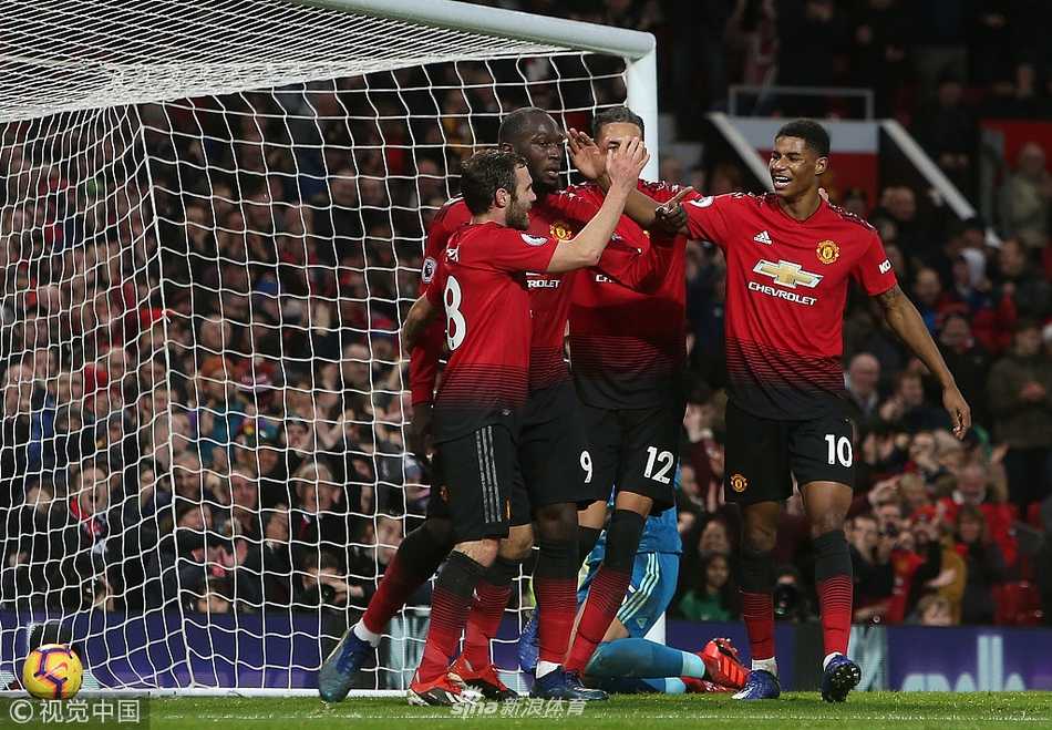 被替换下场的林加德在场边观战，表情轻松愉悦，似乎对球队的大胜感到十分满意。