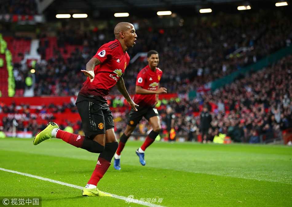 博格巴坐在替补席上，身披替补背心，双手搭在膝盖上，目光炯炯有神地注视着场内局势。