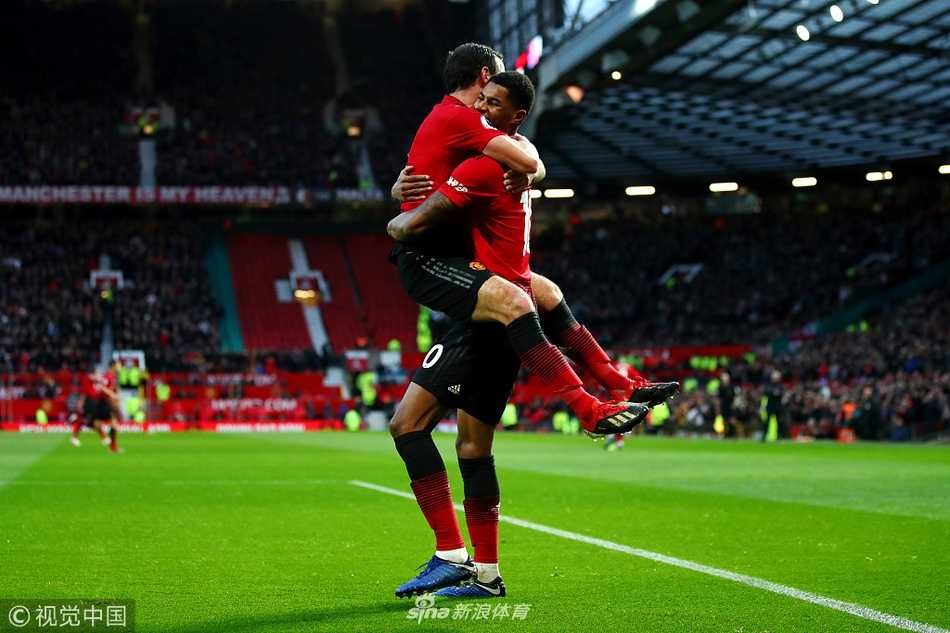 卢卡库在禁区内与富勒姆后卫进行激烈的身体对抗，奋力拼抢球权，展现了他作为锋线支点的作用。