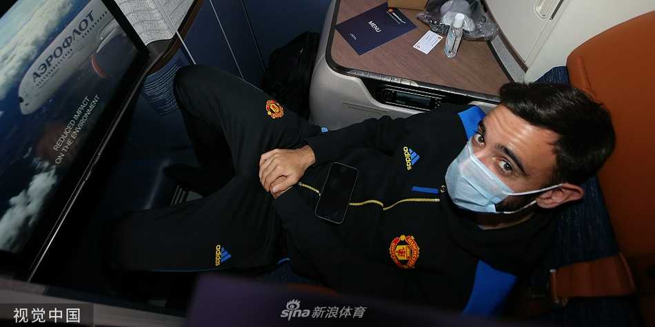 萨帕塔在进球后激情滑跪，双手握拳，脸上写满了刚毅与狂野，身下的草坪被划出两道深深的痕迹