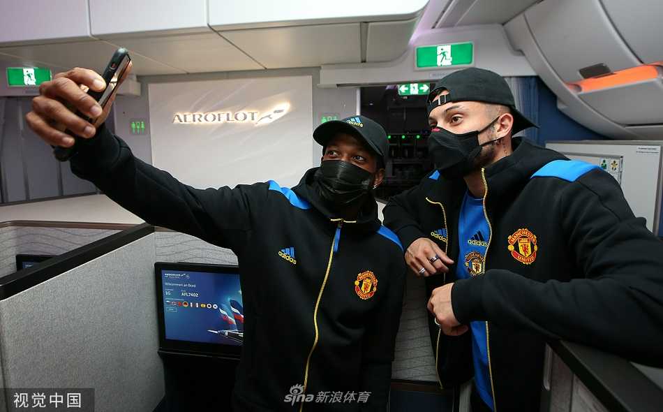 德赫亚奋力侧扑却未能阻挡伊利契奇的劲射，皮球应声入网，两人在球门线上的瞬间被定格