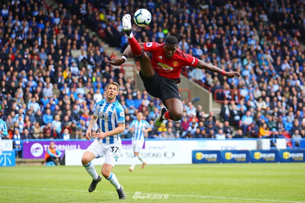 法国中场博格巴在对方多人包夹下，凭借出色的身体素质和控球技术成功摆脱防守。