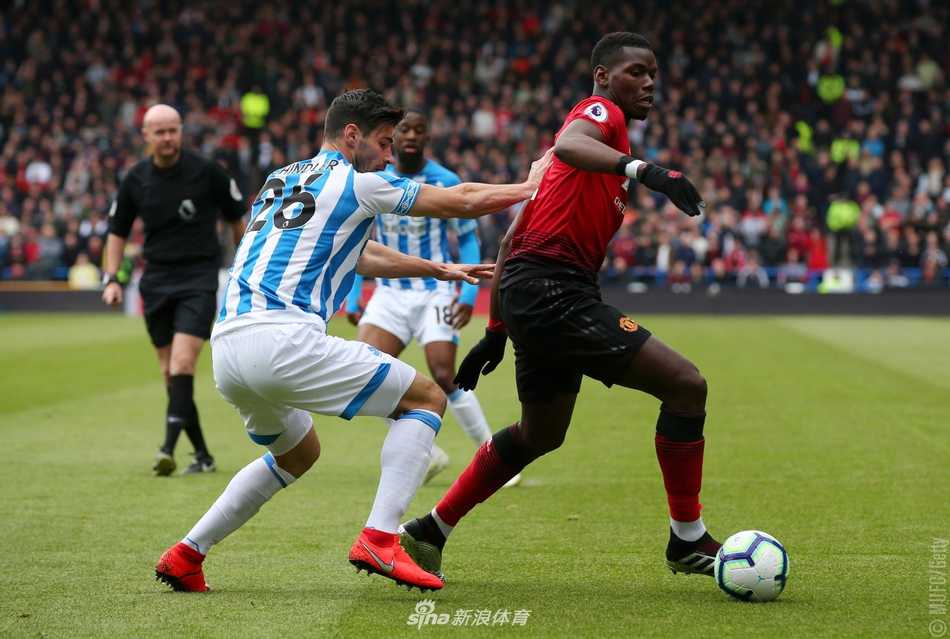 英格兰新星拉什福德在边路高速带球突破，试图撕开哈镇密集的防线，为球队创造进攻机会。