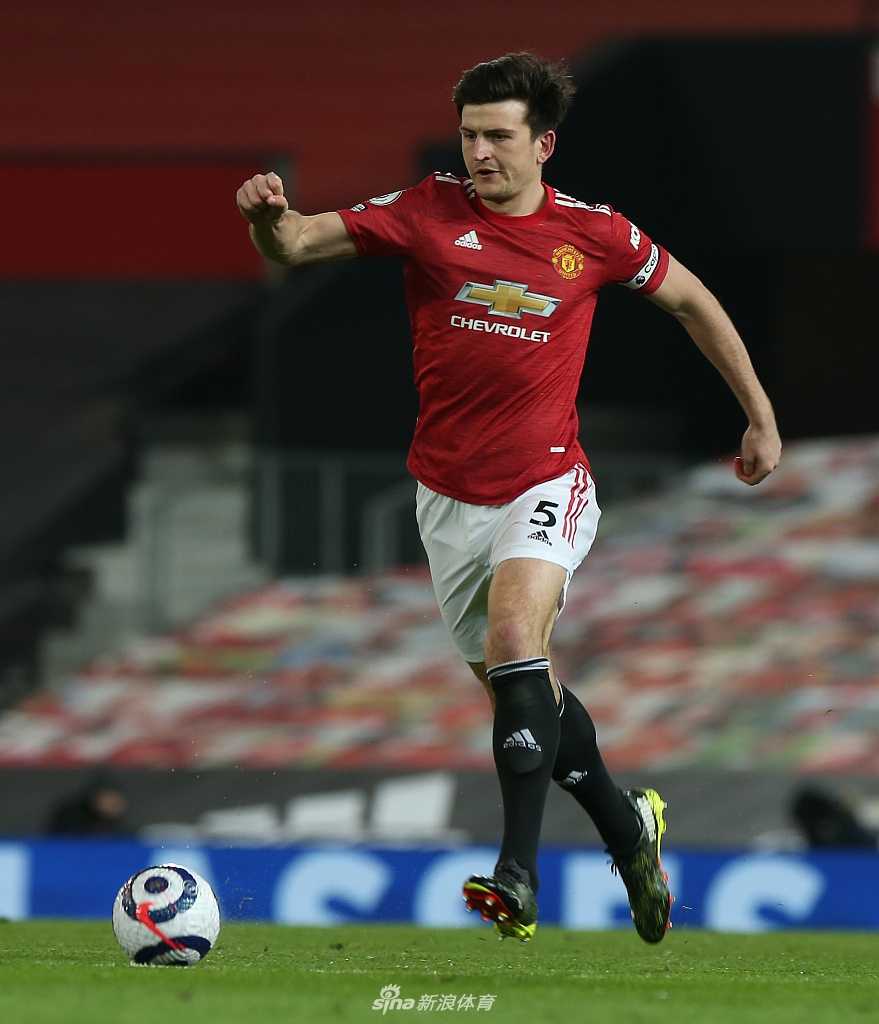 曼联众将庆祝胜利，老特拉福德球场的夜空被这一瞬间的激情点燃，球员们脸上洋溢着逆转后如释重负的狂喜。