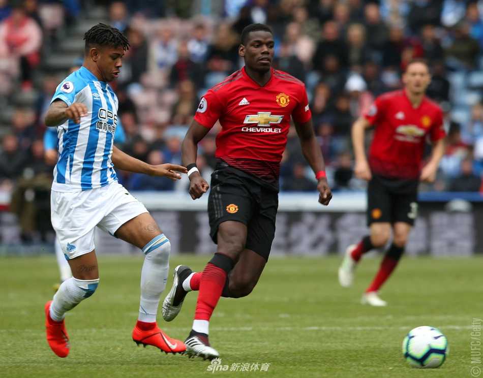 面对球队得势不得分的局面，曼联主帅索尔斯克亚在场边神情严肃，眼神中透露出对球队前景的担忧。