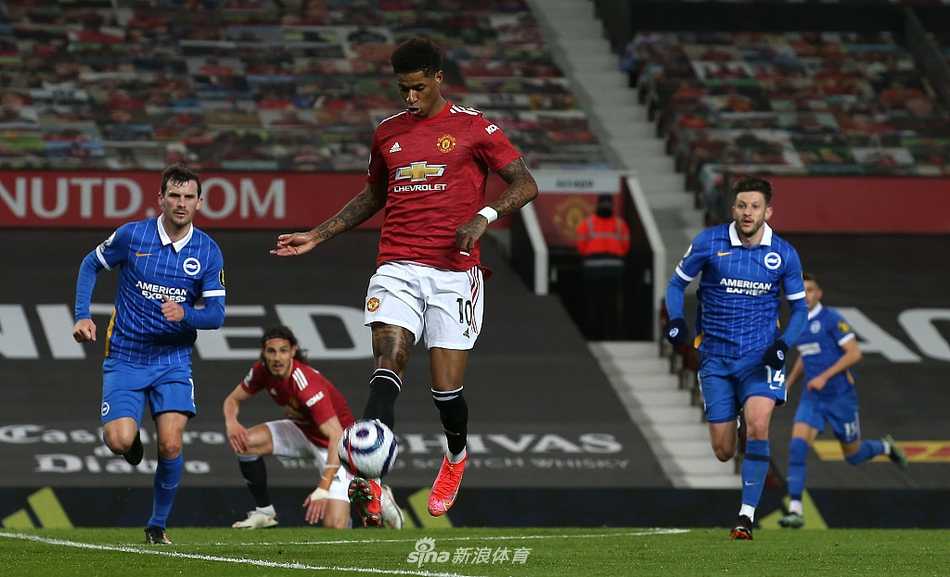 拉什福德推射远角破门瞬间，皮球划过一道美妙的弧线直奔网窝，门将望球兴叹，这粒扳平进球彻底点燃了主场球迷的热情。