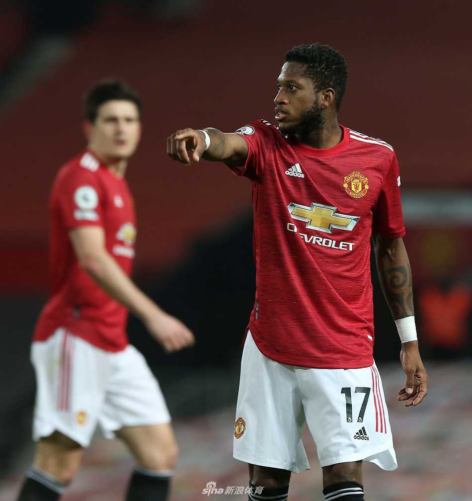 B费在中场组织调度，眼神坚毅，他用一记精准的助攻导演了球队的反击狂潮，是当之无愧的中场核心。