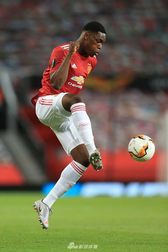 马蒂奇在场上拼尽全力，高高跃起与林茨球员进行头球争抢，展现出老将的稳健与经验