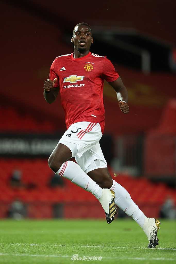 曼联小将布兰登·威廉姆斯在左路衔枚疾走，眼神坚毅地观察着林茨防守球员的动向，准备送出致命一传