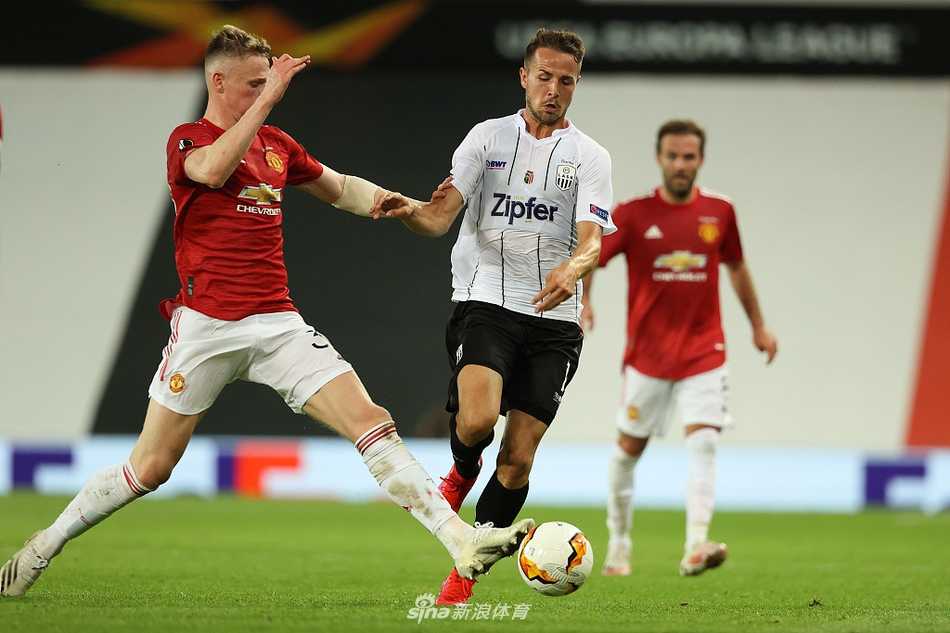 进球后的林加德激动地握拳狂奔，脸上洋溢着如释重负的笑容，与上前庆祝的马塔紧紧相拥