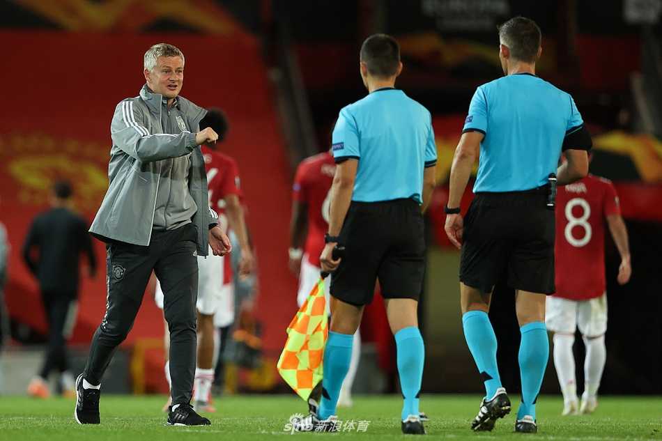 马塔大叔在场上闲庭信步，用一脚精准的长传撕开对手防线，他的经验和视野是场上年轻球员的定海神针