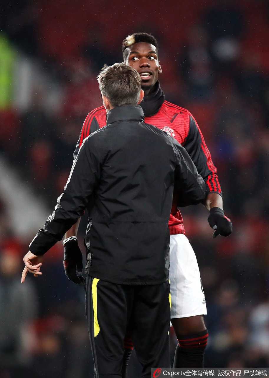 马夏尔在进球后霸气滑跪，身后的老特拉福德球场看台瞬间沸腾，队友们纷纷奔向这位法国前锋庆祝扳平比分的关键一球。