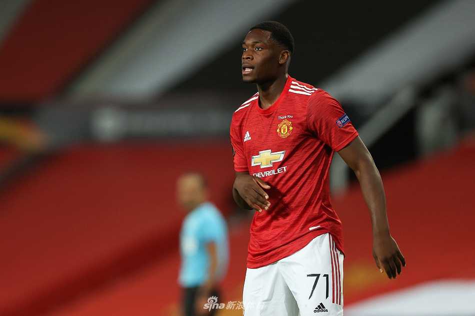 赛后，完成绝杀的马夏尔被队友们团团围住，大家击掌相庆，脸上洋溢着胜利的喜悦，梦剧场的灯光将这一刻照得格外温暖