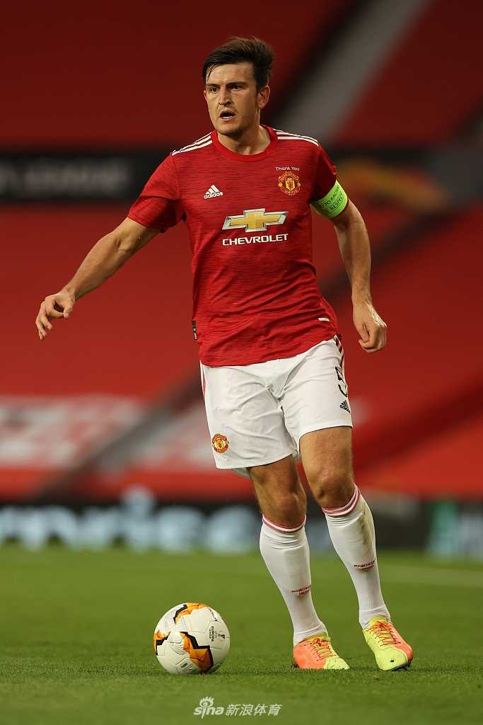 钟塔西在边路衔枚疾进，面对防守球员的贴身逼抢，用灵活的变向试图摆脱，年轻的脸上写满了无所畏惧