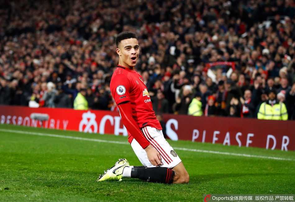 格林伍德轰出世界波后，年轻的脸上洋溢着难以置信的喜悦，他张开双臂奔跑庆祝，身旁是同样兴奋的队友拉什福德和马夏尔。