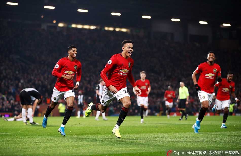 拉什福德高高跃起头球破门的瞬间，他的身体在空中完全舒展，眼神坚毅，将万-比萨卡的传中球狠狠地砸向球门。