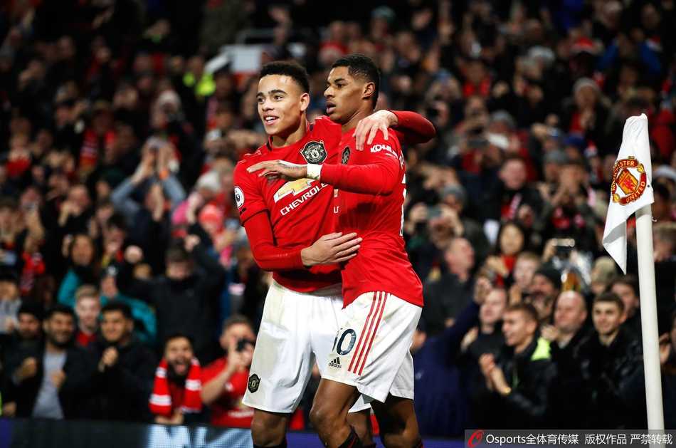 博格巴替补登场后在中场从容控球，他的视野开阔，正试图用一脚精准的传球撕开对手防线，为锋线上的队友创造机会。