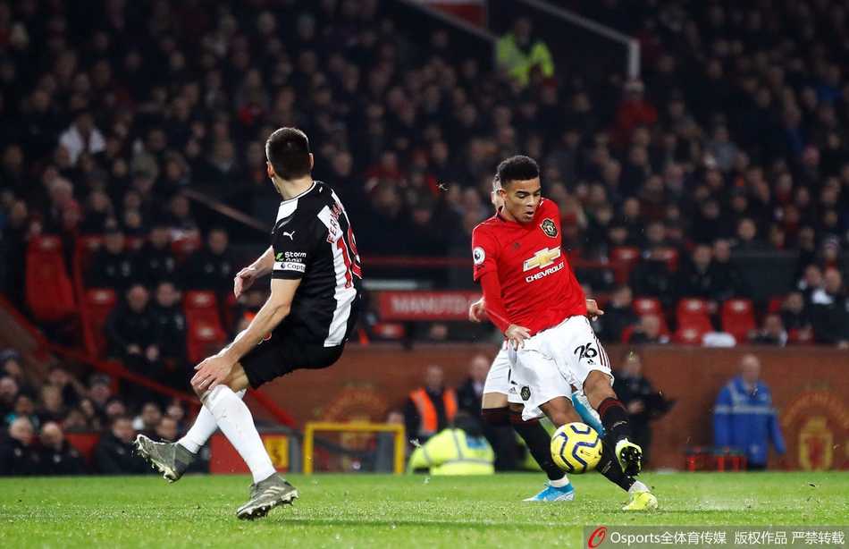 马夏尔完成梅开二度后与队友博格巴击掌相庆，两人脸上都带着轻松而满意的笑容，庆祝这粒锁定胜局的进球。