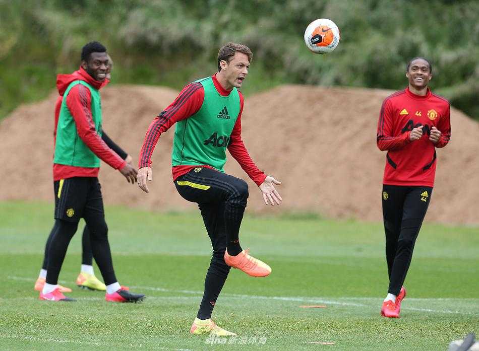 布鲁诺·费尔南德斯在慢跑中露出标志性的灿烂笑容，他的眼神中闪烁着对比赛的渴望，这位葡萄牙中场已然成为梦剧场的新宠。