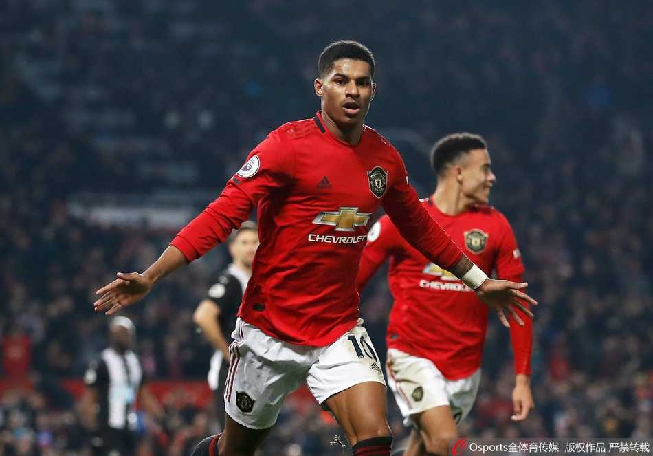 全场比赛结束的哨声响起，曼联球员们并未立即离场，他们集体走到场边向看台上的球迷们鼓掌致谢，共同庆祝这场酣畅淋漓的胜利。