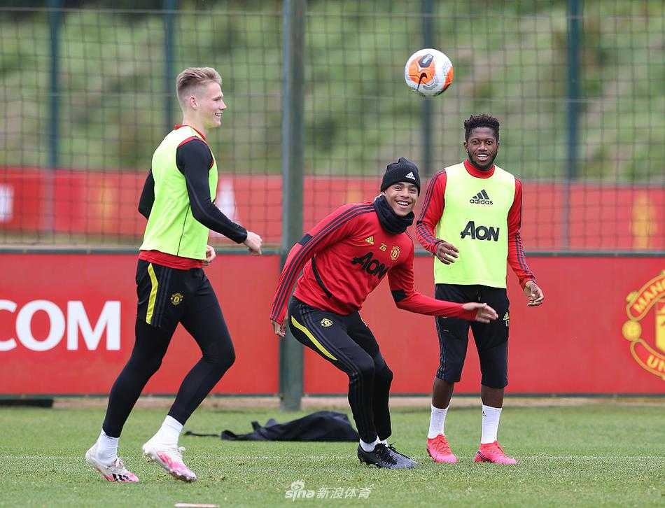 尼日利亚前锋伊哈洛在抢圈游戏中笑得合不拢嘴，他的曼联生涯因租借延期得以继续，这位忠实的红魔球迷正在用实际行动证明自己的价值。