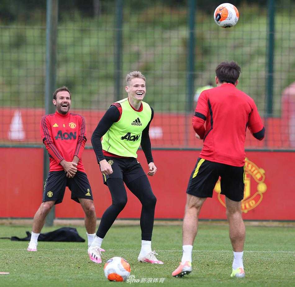 队长马奎尔在后防线上指挥若定，他庞大的身躯宛如一道移动城墙，面对即将到来的与凯恩的较量，他正在做着最后的准备。