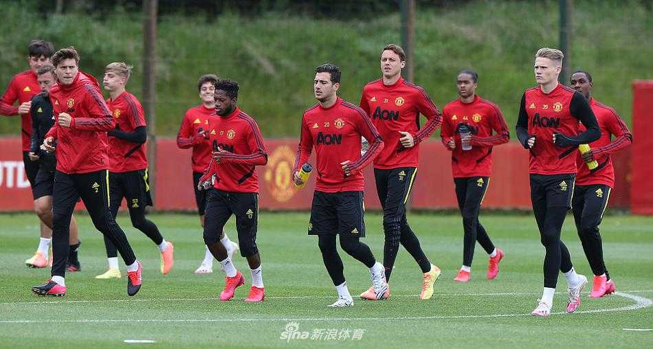 博格巴在训练场上展现细腻脚法，他目光如炬，专注地控制着皮球，每一个动作都仿佛在宣告自己已彻底摆脱伤病阴霾。