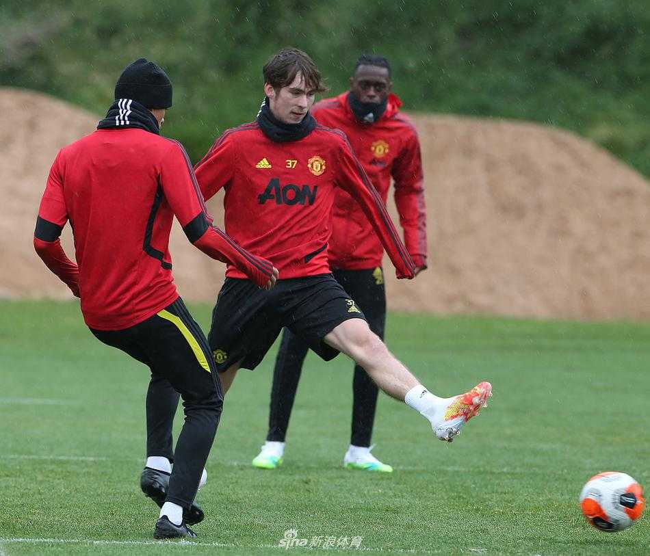 尼日利亚前锋伊哈洛在训练中露出灿烂的笑容，成功续租让他卸下包袱，在射门练习中每一次触球都充满了力量和自信，全心享受着为儿时梦想俱乐部效力的每一刻。