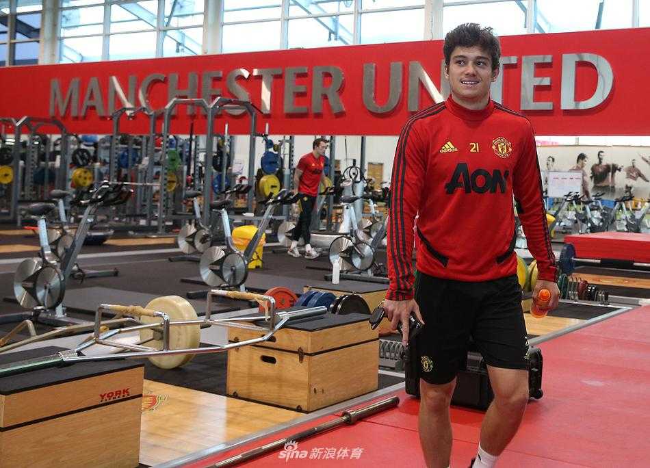 布鲁诺·费尔南德斯在卡灵顿训练基地主罚任意球，他目光如炬，皮球在空中划出一道美妙的弧线，仿佛承载着红魔重启后的所有进攻灵感。