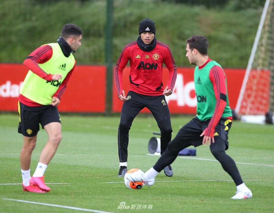 队长哈里·马奎尔在对抗训练中高高跃起争抢头球，他坚毅的表情和强大的制空能力，如同后防线上的定海神针，指挥着队友构筑起复赛后的第一道坚固屏障。