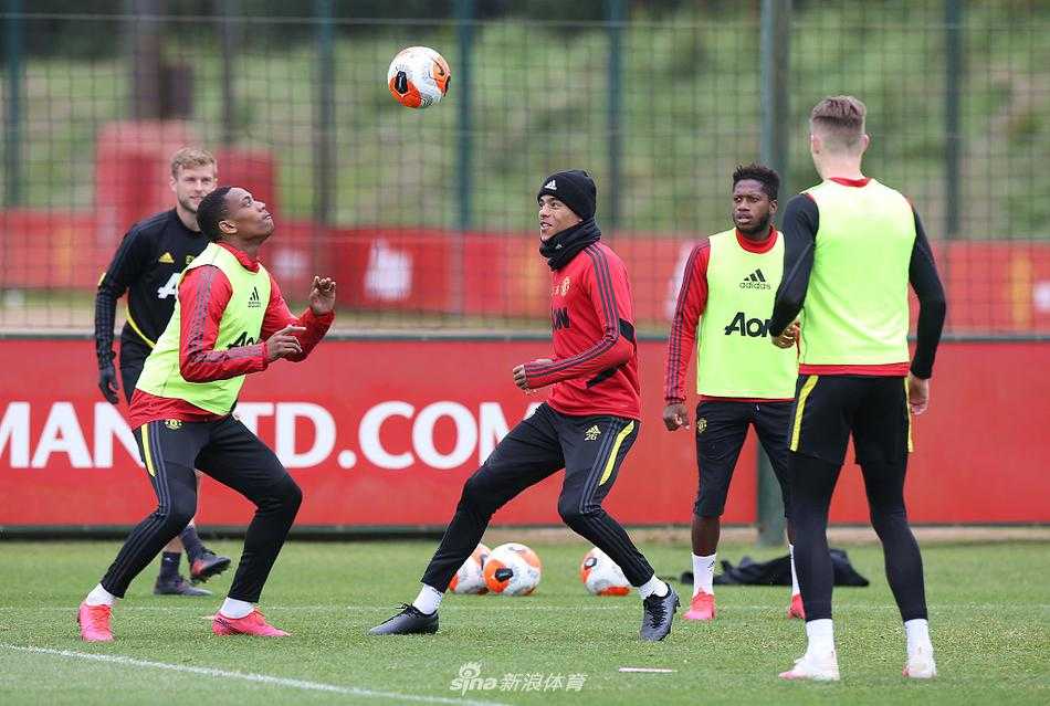 弗雷德和内马尼亚·马蒂奇在体能训练中挥汗如雨，这对中场屏障正在储备充足的体能，准备在赛季末段的冲刺中发挥关键作用。