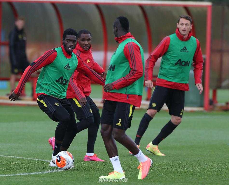 苏格兰中场麦克托米奈在训练中展现出标志性的硬朗与拼劲，他在一次铲抢中寸土必争，用身体语言宣告着红魔中场硬度的回归，为身后的防线筑起第一道移动长城。