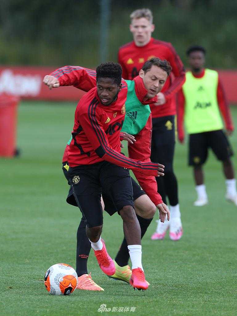 保罗·博格巴在训练中展示了他细腻的脚下技术，面对防守球员的拦截，他轻巧地完成转身摆脱，长发飘逸，预示着他将以健康的姿态和满满的创造力，重新成为曼联中场节拍器。