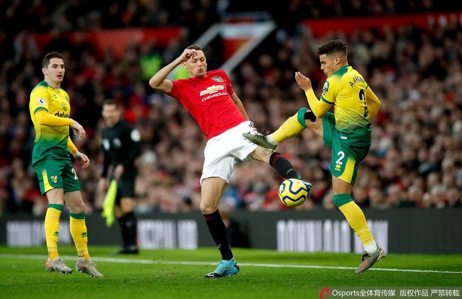 曼联青训瑰宝拉什福德在打入里程碑进球后，握拳怒吼激情庆祝，梦剧场的灯光映照出他坚毅的面庞