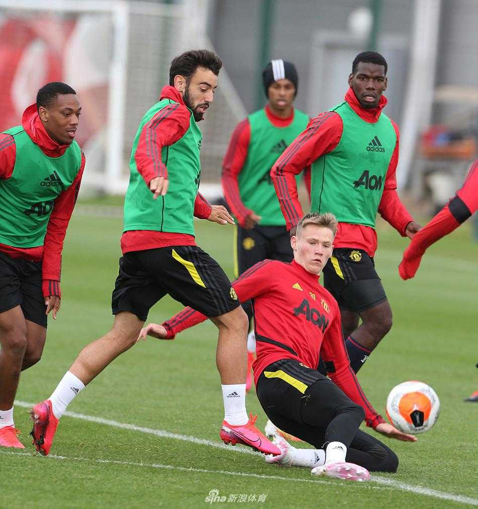 在教练组的带领下，曼联全队围成一圈进行核心力量训练，阳光洒在每一张专注的面孔上，团队的凝聚力在这一刻得到了完美体现，他们正以最充分的准备迎接英超重启的挑战。