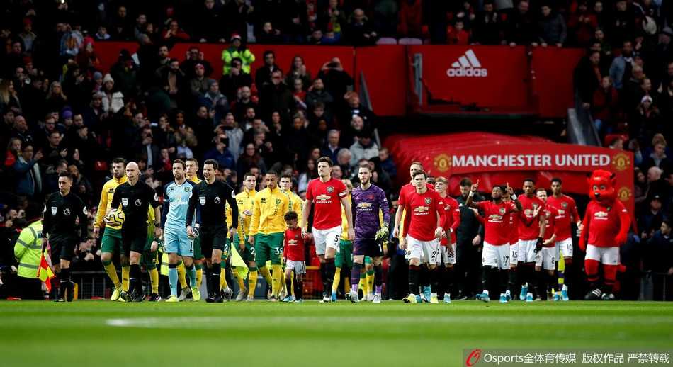 马塔右路精准传中，马夏尔在对方后卫包围中高高跃起，以一记强有力的狮子甩头攻门，眼神充满杀气