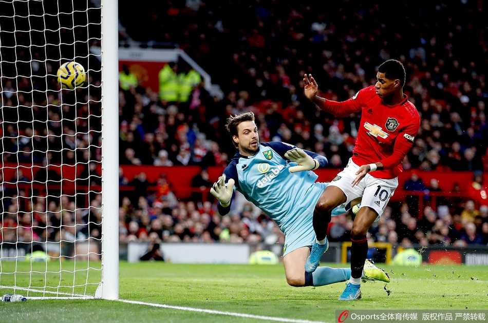 布兰登·威廉姆斯边路高速突破后送出传中，皮球划过禁区，门前包抄的队友遗憾未能碰到皮球