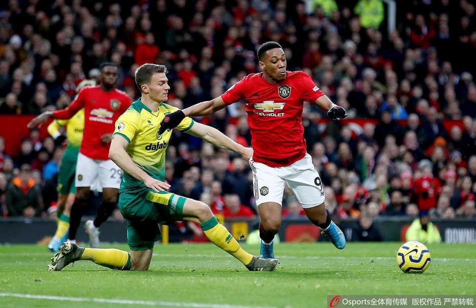 进球功臣马夏尔与拉什福德赛后相拥庆祝，两人脸上洋溢着胜利的喜悦，兄弟情谊与红魔精神在此刻交融